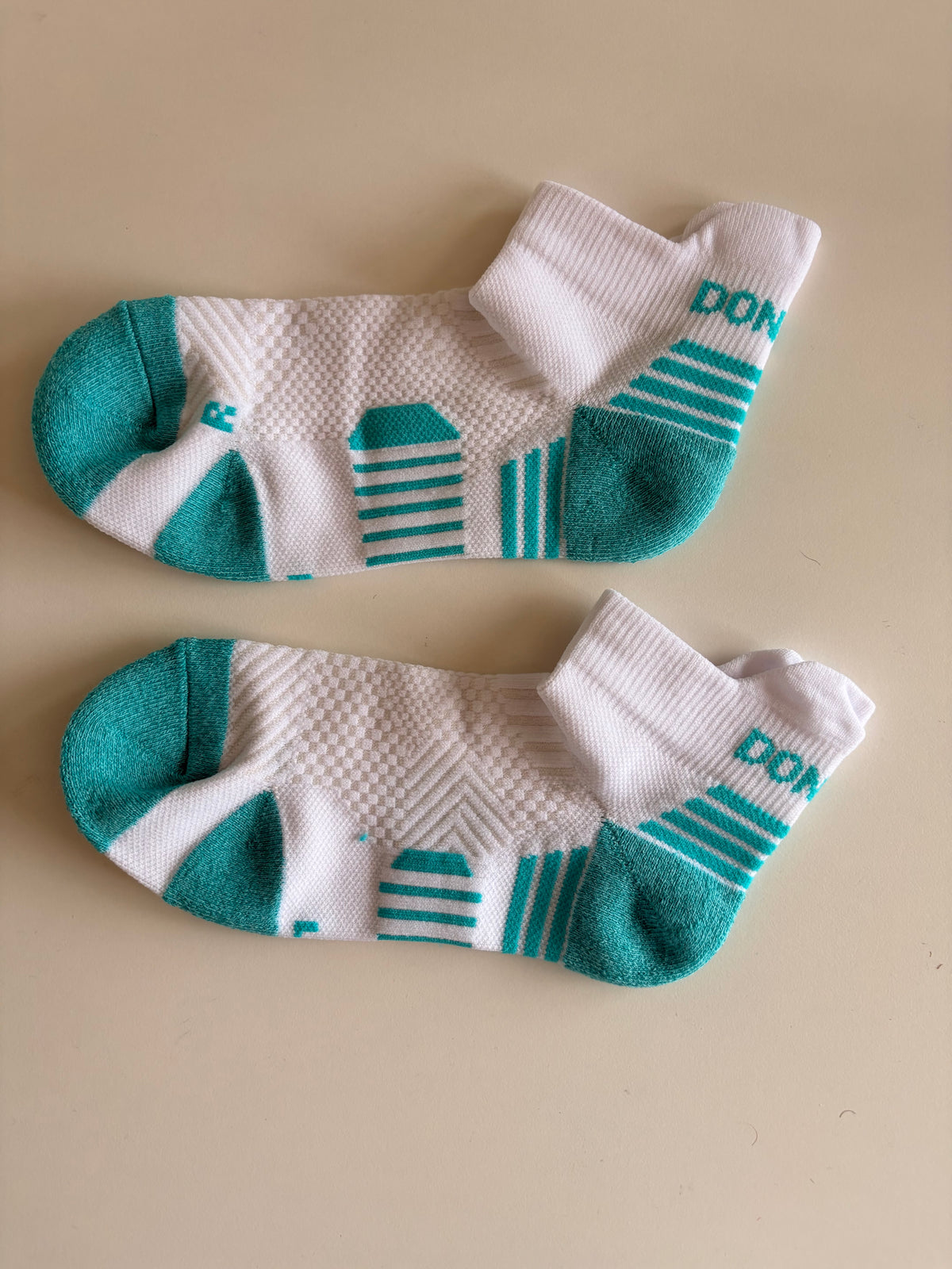Donlima unisex ankle running socks in white and blue