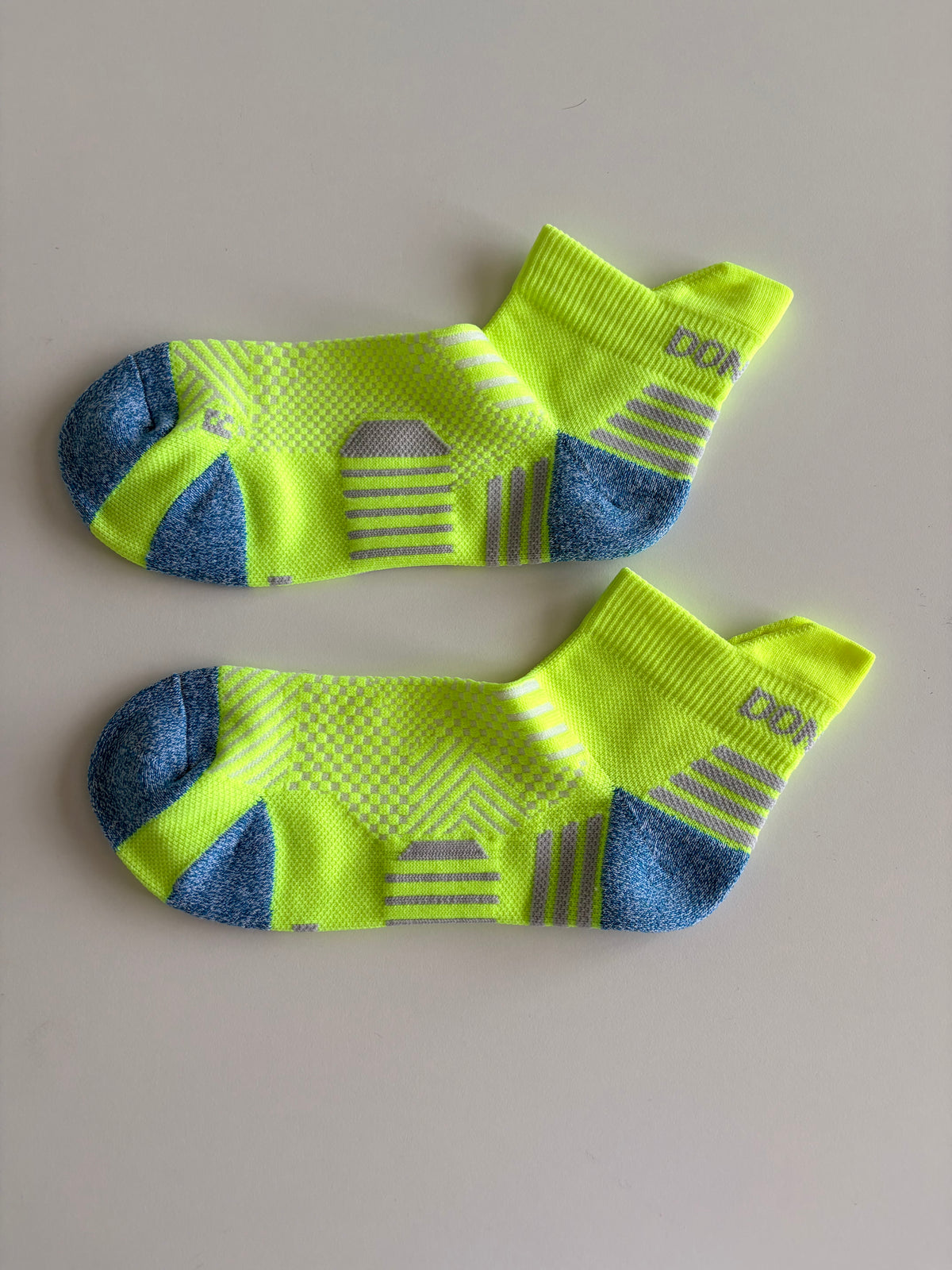 Donlima unisex ankle running socks in yellow and blue