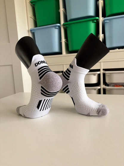 Donlima unisex ankle running socks in white and black